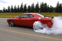 ¿Cómo quema ruedas el Dodge Challenger SRT10 Concept?