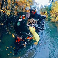 Mete su trail por un río y acaba sacando la moto con un helicóptero. El peligro de ser un motero demasiado valiente 
