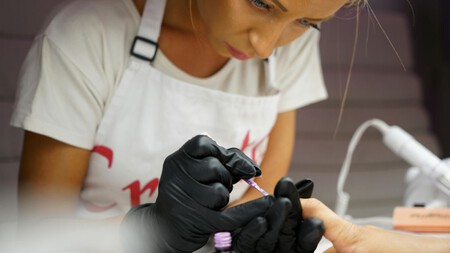 Mientras en México presumimos nuestras uñas, en Europa prohibieron el gelish: cómo saber si tus esmaltes tienen estos componentes dañinos