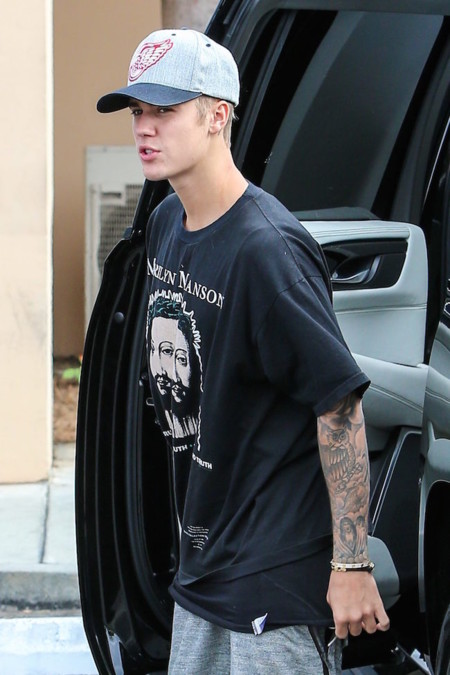 ¡No, Justin no! Estas no son las pintas que un joven popstar como tú debe llevar