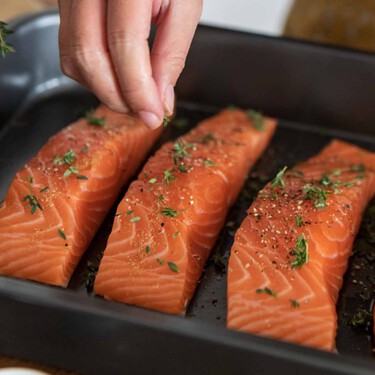 Todo el mundo siempre echa eneldo al salmón ahumado o fresco, pero esta hierba aromática le sienta mucho mejor 