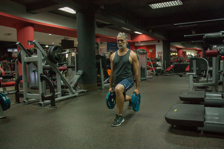 Perder grasa y ganar músculo: cómo combinar ejercicio aeróbico y anaeróbico (pero solo puedes lograrlo si eres novato en el fitness y si tienes sobrepeso)