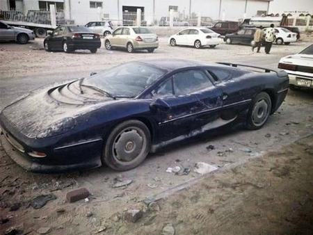 Autos de lujo abandonados en Dubai