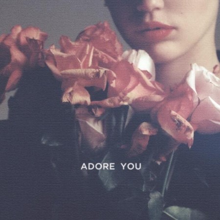 Mira cómo retoza consigo misma Miley Cyrus en el vídeo de 'Adore You'