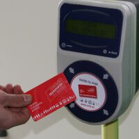 El Gobierno subvencionará los abonos de transporte para que dejemos el coche en casa: una medida con más sombras que luces