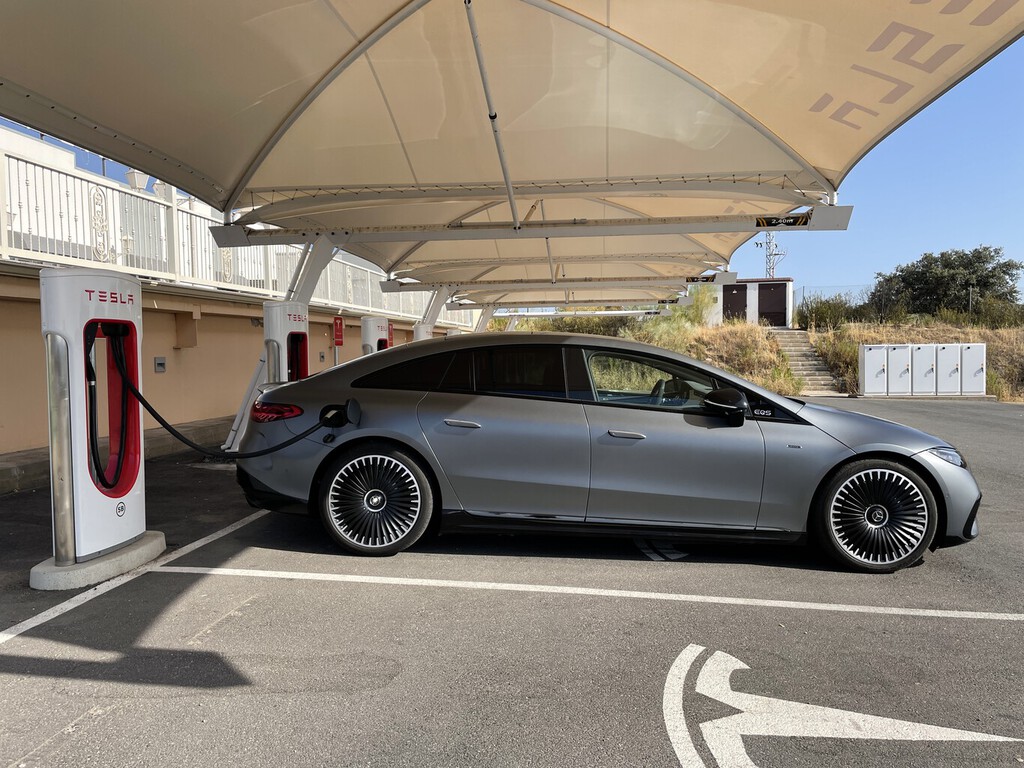 Los cargadores de coches eléctricos son más numerosos y fiables que nunca. Problema: los de Tesla son mejores y más baratos