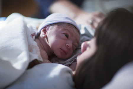 Madre con hijo recién nacido