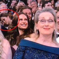 La viva imagen de una madre cansada: Chrissy Teigen se queda dormida en la gala de los Oscar