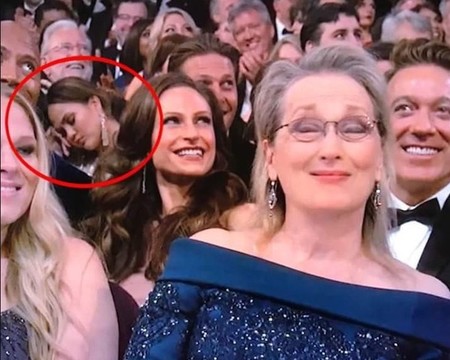La viva imagen de una madre cansada: Chrissy Teigen se queda dormida en la gala de los Oscar