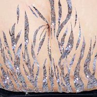 Las estrías convertidas en arte brillante para enviar un mensaje positivo sobre estas marcas en la piel 