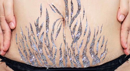 Las estrías convertidas en arte brillante para enviar un mensaje positivo sobre estas marcas en la piel