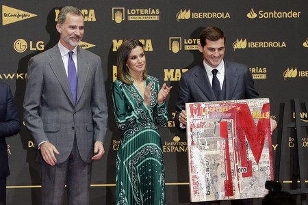Iker Casillas defiende con estilo un traje de tres piezas de Scalpers
