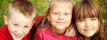 Cinco señales de que sufriste ser el hermano del medio: el síndrome del hijo 'sándwich' 