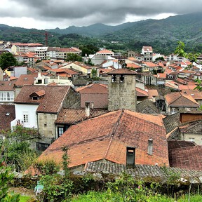 Este es el pueblo infravalorado de Galicia perfecto para una escapada rural: patrimonio intacto y muchísimos outlets de moda