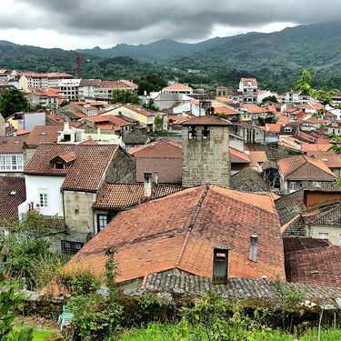 Uno de los mayores outlets de Inditex está escondido en una villa medieval gallega rural y encantadora 