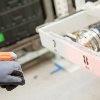 Los trabajadores de las fábricas de Škoda llevan guantes inteligentes