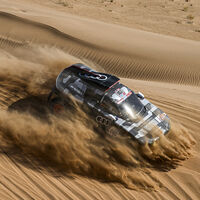 Stéphane Peterhansel se estrena en el Dakar 2022 y Sébastien Loeb sigue recortando distancias