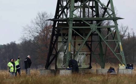 Torre de alta tensión incendiada en la fábrica de Tesla en Alemania