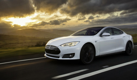 Tesla y su programa "recomienda a un amigo": se habla de 5.000 ventas en dos meses