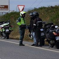 Tras las furgonetas llegan las motos camufladas: la DGT ya las está probando para multar en Galicia
