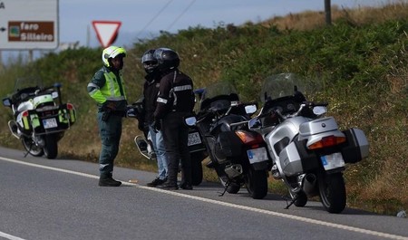 Tras las furgonetas llegan las motos camufladas: la DGT ya las está probando para multar en Galicia