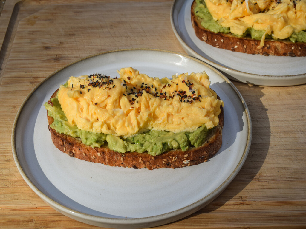 Tostada de aguacate y huevo revuelto: mi receta favorita para empezar el día