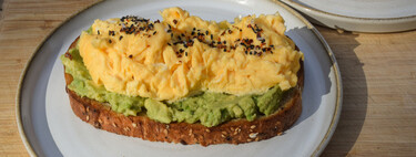 Tostada de aguacate y huevo revuelto: mi receta favorita para empezar el día 