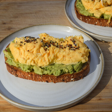 Tostada de aguacate y huevo revuelto: mi receta favorita para empezar el día 