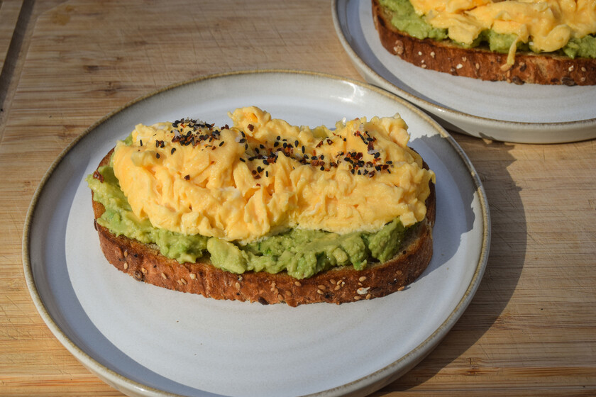 Tostada De Aguacate Y Huevo Revuelto