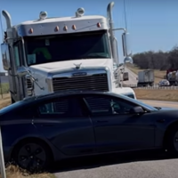 Este vídeo de un camión arrastrando a un Tesla Model 3 por la autovía recuerda por qué no se debe adelantar por la derecha