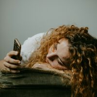 OpenAI sabe que ChatGPT está causando graves problemas de salud mental a algunos usuarios. Y ya lo está "corrigiendo"