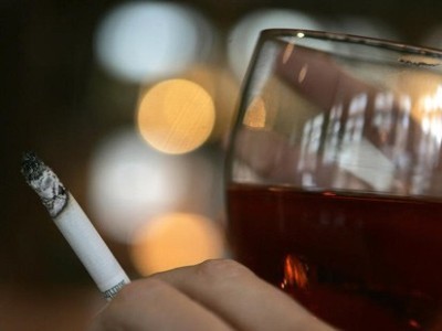 Los hábitos alimentarios de los fumadores y sus riesgos para la salud