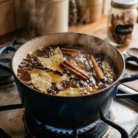 Para qué sirve hervir hojas de laurel con clavos de olor y ramas de canela