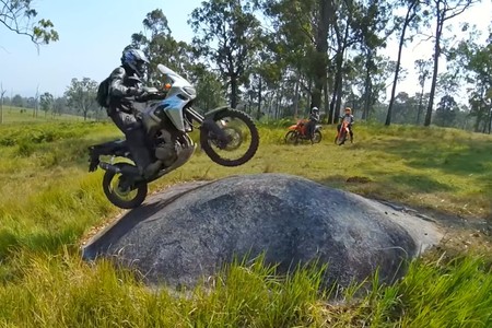 Enduro nivel: a fuego con una Honda CRF1000L Africa Twin siguiendo el ritmo a las 450 cc