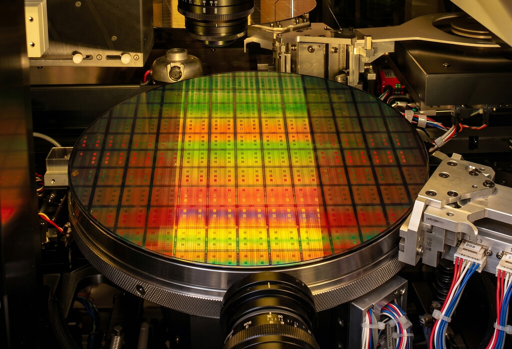 China por fin tiene un procesador de escritorio competitivo. Su problema es que va seis años por detrás de Intel
