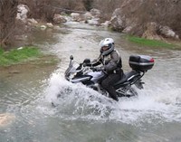 Un invento para que tu moto pueda ir por tierra... ¡y agua!