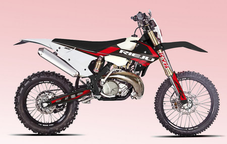 La Rieju MR 300 Racing con plataforma GasGas se empezará a producir en mayo, costará 7.499 euros y habrá versión de 250 cc