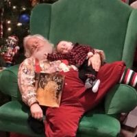 La foto que arrasa en internet: Papá Noel decidió no despertarle tras quedarse dormido esperando en la cola