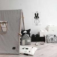 Ilustraciones y estampados gráficos en blanco y negro para decorar el dormitorio de tu bebé