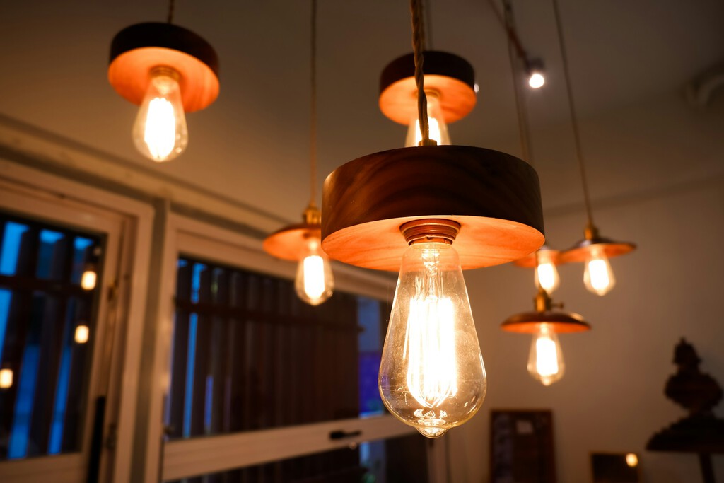 Los tres datos más importantes en los que me fijo al comprar una bombilla LED. Así se relaciona la potencia eléctrica con la luminosa 