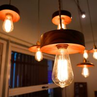 Los tres datos más importantes en los que me fijo al comprar una bombilla LED. Así se relaciona la potencia eléctrica con la luminosa 