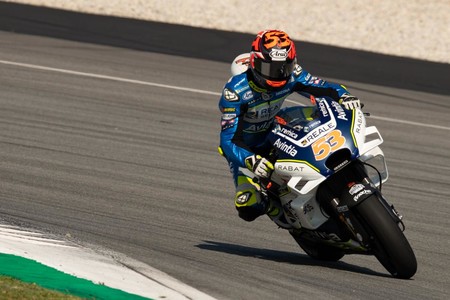 El emotivo reencuentro de Tito Rabat con las comisarias que le salvaron la vida en Silverstone