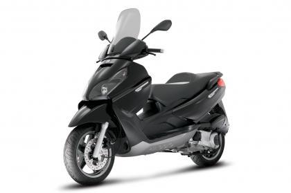 La Piaggio X7 con casco y baúl de regalo