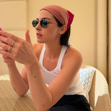 La pañoleta de los 90 vuelve a coronarse como el accesorio estrella y así la llevan ahora las chicas más estilosas