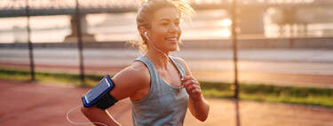 Escuchar música cuando sales a correr hará que vayas más rápido y te canses menos: lo dice la ciencia