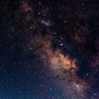 Un acelerador de partículas detectó una anomalía inesperada: podría revelar cómo se enfrió el universo primitivo 