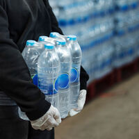 "No es sequía, es saqueo": El periódico The Guardian acusa a Danone y Nestlé de extraer el agua potable de algunos pueblos catalanes para revendérsela embotellada a sus habitantes 