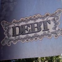 La morosidad bancaria continúa su senda bajista, aunque en valores aún muy elevados 