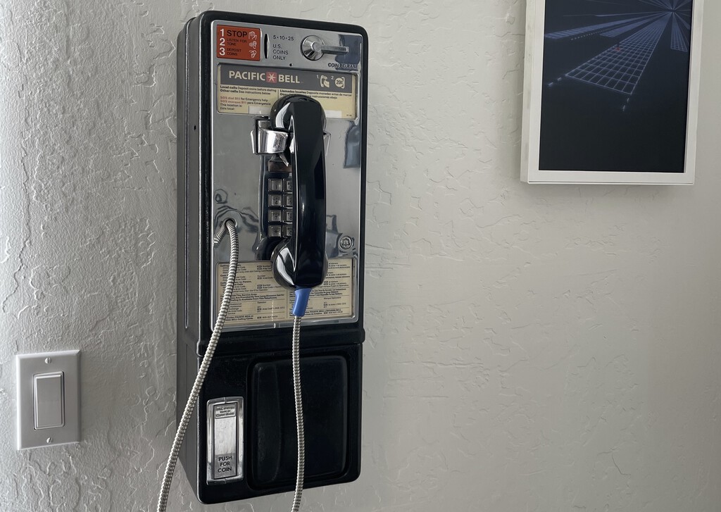 Las cabinas de teléfono están desapareciendo del mundo. Así que un iluminado se ha instalado una en casa