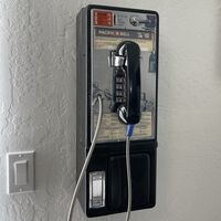 Las cabinas de teléfono están desapareciendo del mundo. Así que un iluminado se ha instalado una en casa